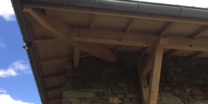 Débords de toit neufs sur maison en pierre