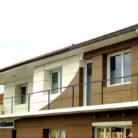 Façade en panneaux composite colorés made with Lofoten