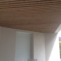 Habillage en lattis de bois de plafonds extérieurs