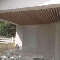 Habillage en lattis de bois de plafonds extérieurs