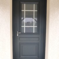 Porte d'entrée en bois, laquée.